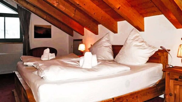 2 bedrooms, internet, bed sheets