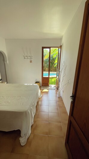 2 makuuhuonetta, työpöytä, silitysrauta/-lauta, vauvan matkasänky