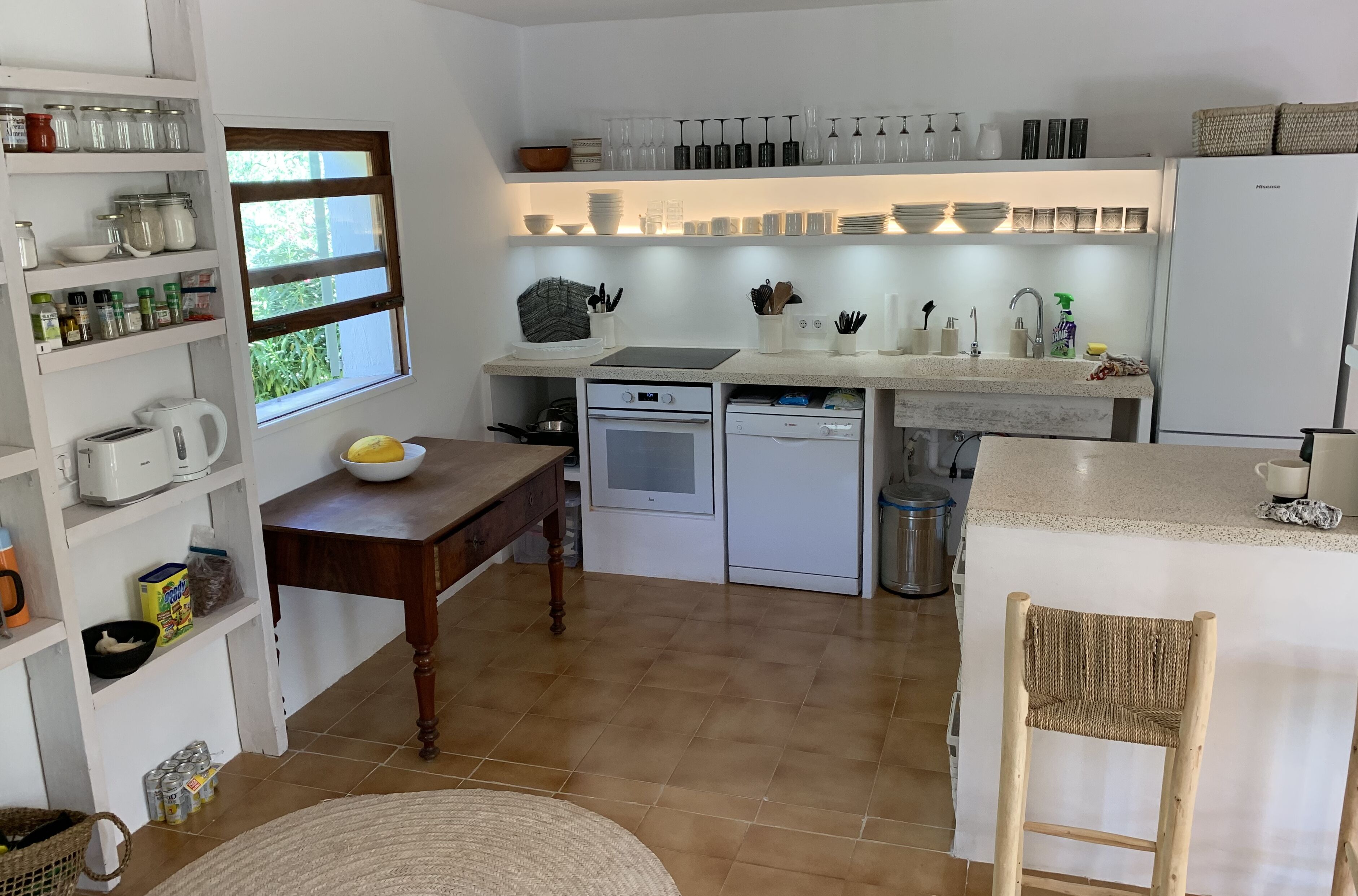 Frigorífico, horno, placa de cocina y lavavajillas