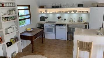 Frigorífico, horno, placa de cocina y lavavajillas