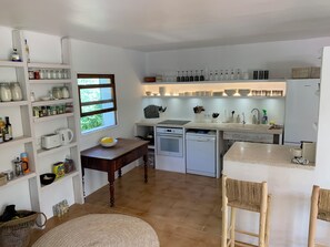 Frigorífico, horno, placa de cocina y lavavajillas