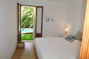2 bedrooms, desk, iron/ironing board, travel cot
