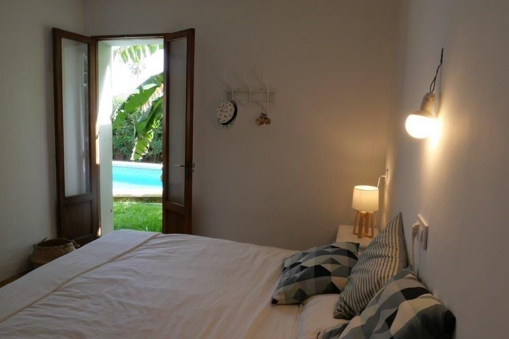 2 bedrooms, desk, iron/ironing board, travel crib