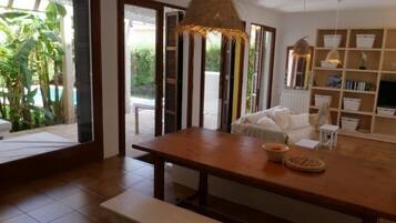 Een smart-tv en boeken