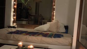 2 dormitorios, escritorio, tabla de planchar con plancha y cuna de viaje