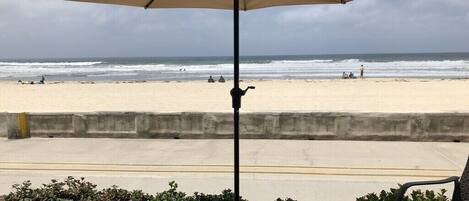 En la playa, sillas reclinables de playa