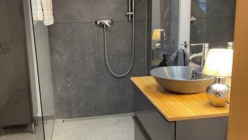Douche, sèche-cheveux, serviettes fournies, savon