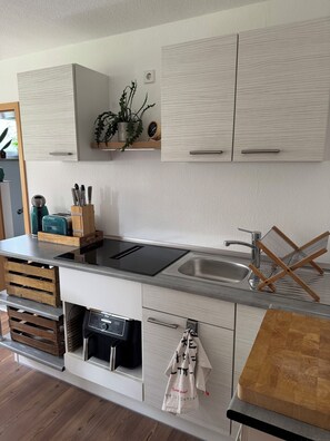 Frigorífico, microondas, placa de cocina y cafetera o tetera