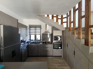 Réfrigérateur, micro-ondes, four, plaque de cuisson