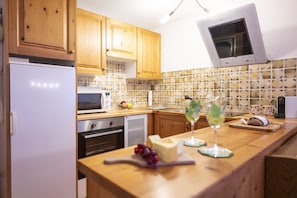 Fridge, microwave, oven, coffee/tea maker - Chasa Patgific Studio : Cozy Holiday Studio in Ramosch (Ramosch)