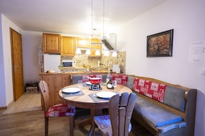 Dining - Chasa Patgific Studio : Cozy Holiday Studio in Ramosch (Ramosch)