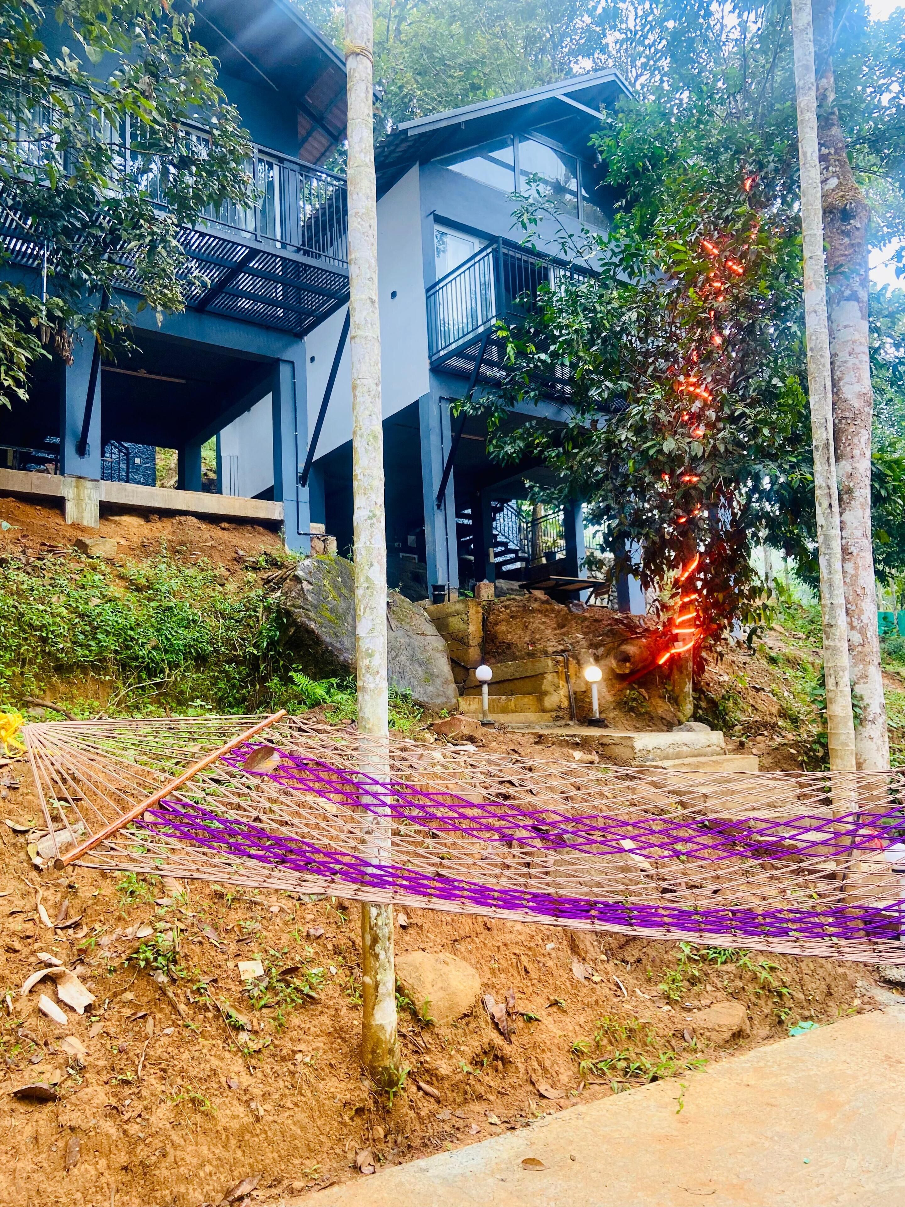 Um edifício moderno com varanda e escadaria que leva a um andar superior.