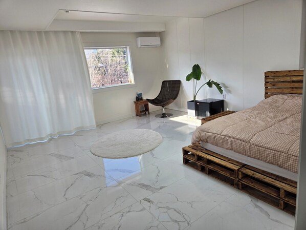 4 عدّة غرف نوم وواي فاي وملاءات أسرّة