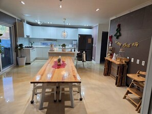 Réfrigérateur, micro-ondes, plaque de cuisson, cafetière/bouilloire