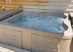 Outdoor spa tub - 2 bedroom accommodation in Oswestry (Oswestry)