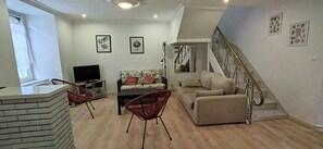 Télévision, lecteur de DVD, livres, chaîne hi-fi