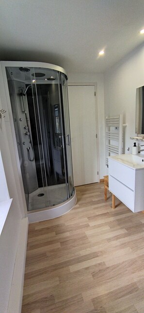 Dusche, Haartrockner, Handtücher, Seife