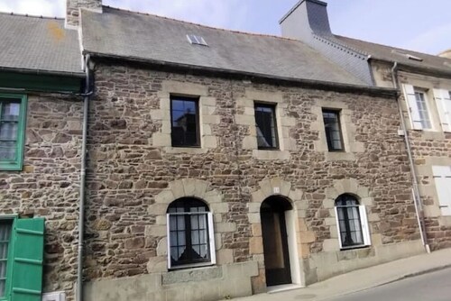 Renovated town house ideally located. 