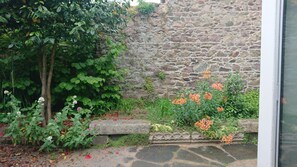 Property grounds - Renovated town house ideally located.  (Pontrieux)