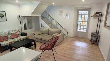 Télévision, lecteur de DVD, livres, chaßne hi-fi