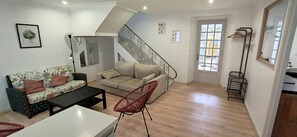 TV, DVD-spiller, bøker og stereoanlegg