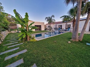Pool - Villa 200 m2 + apartment 45 m2 in a superb exotic garden with swimming pool (Langlade)