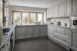 Mikrobølgeovn, ovn, kokeplater og oppvaskmaskin