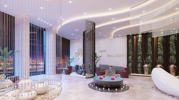 Eine moderne Lobby mit Empfangstresen, Sitzgelegenheiten und dekorativen Elementen wie Vasen und einer Springbrunnen.