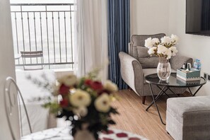 Suite monolocale Classic, balcone, vista città | Una scrivania, ferro/asse da stiro, Wi-Fi gratuito, lenzuola