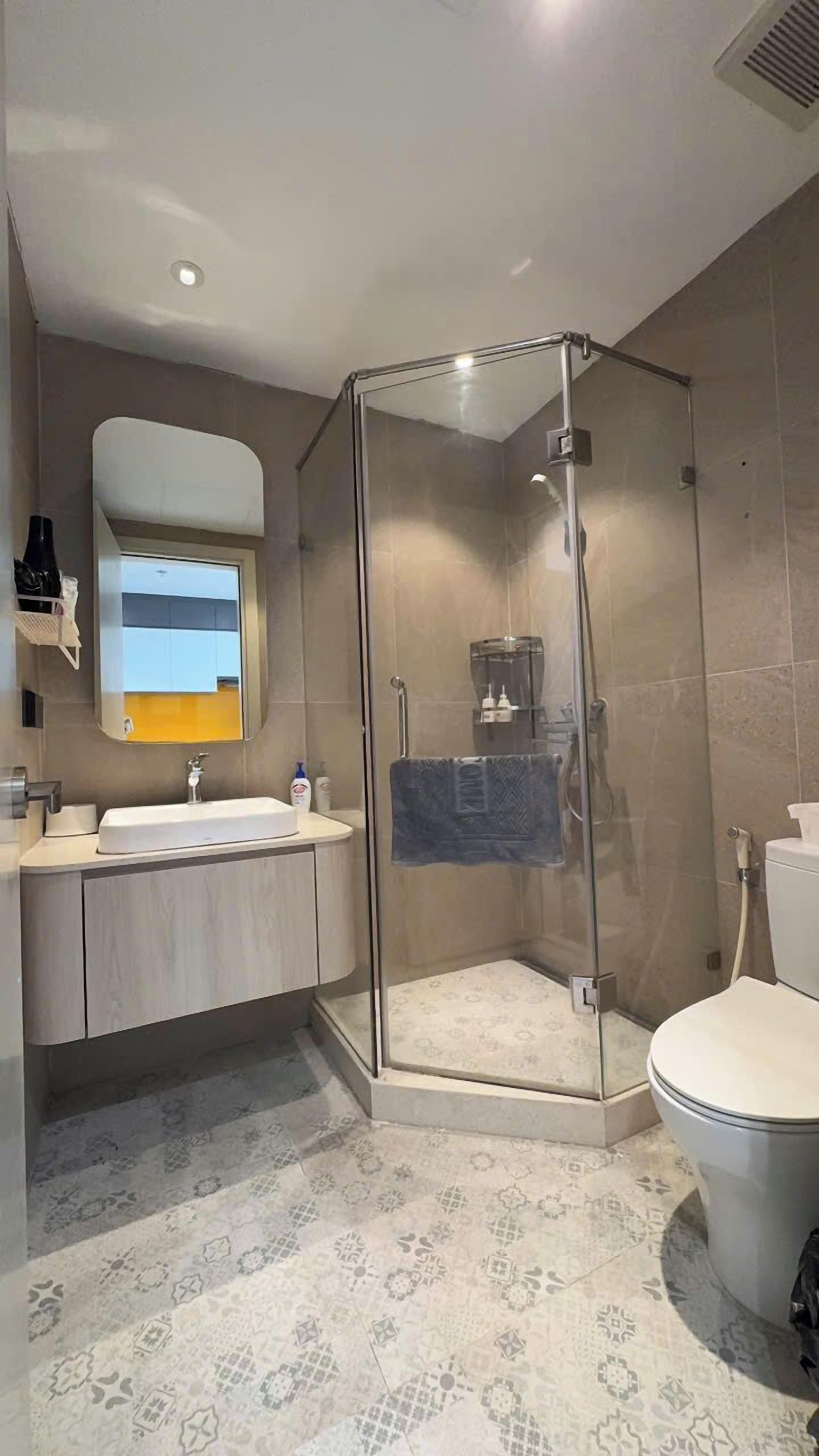 Shower, free toiletries, hair dryer, towels