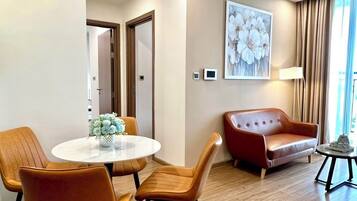 Apartemen, 2 kamar tidur | Meja kerja, setrika/meja setrika, Wi-Fi gratis, dan seprai linen