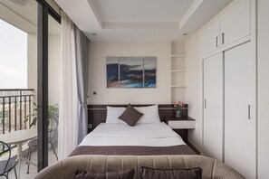 Suite monolocale Classic, balcone, vista città | Una scrivania, ferro/asse da stiro, Wi-Fi gratuito, lenzuola