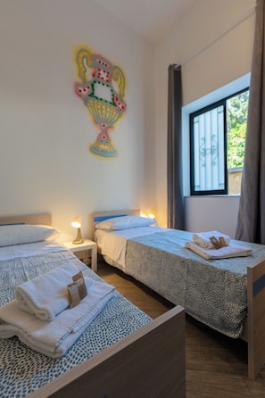 Basic Triple Room | Desk, laptop workspace, free WiFi - Cortile dei Giusti Combo Guesthouse (Palermo)