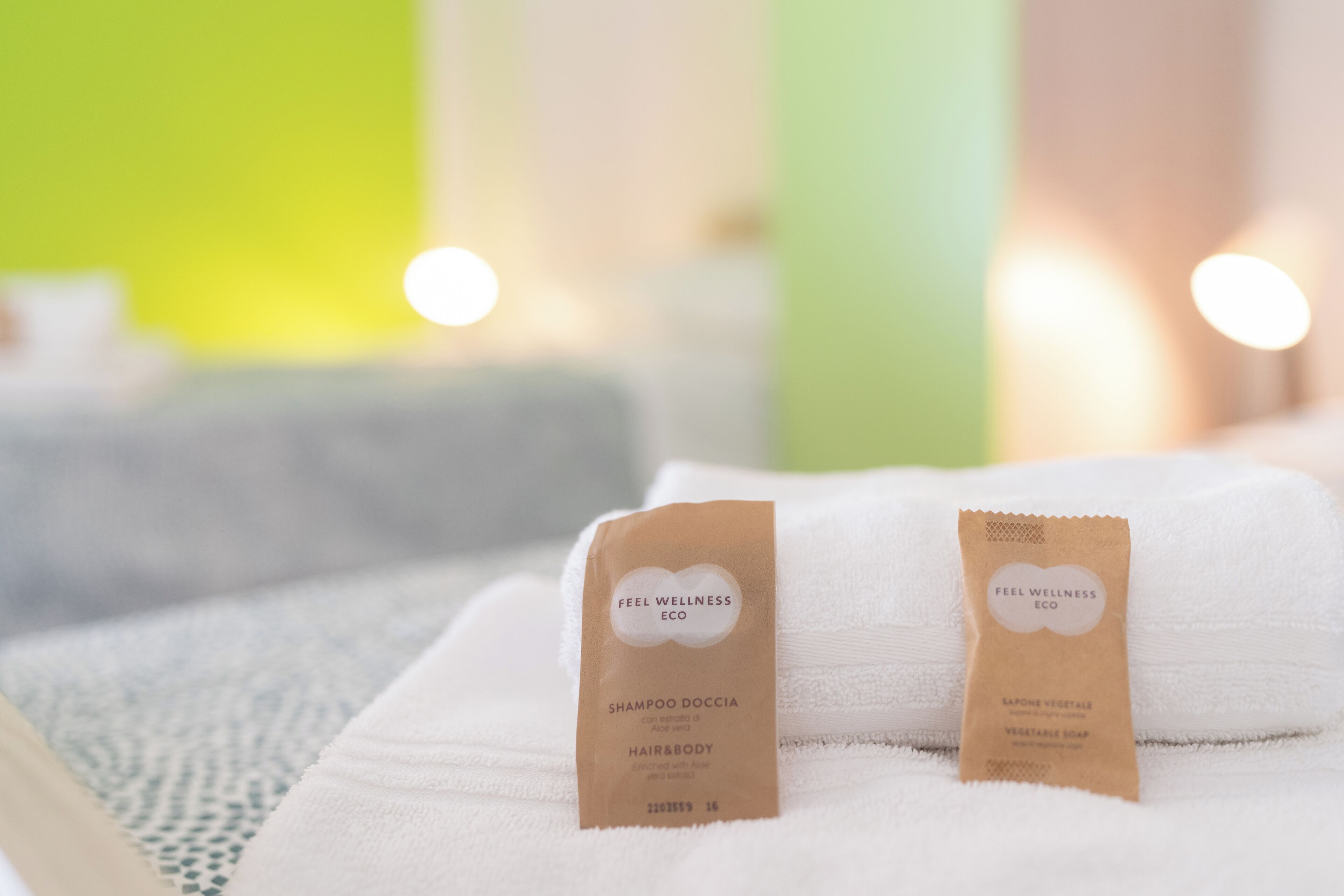 Deux sacs en papier brun étiquetés « Feel Wellness Eco » sont posés sur une serviette blanche.