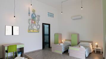 Classic Quadruple Room | Desk, laptop workspace, free WiFi