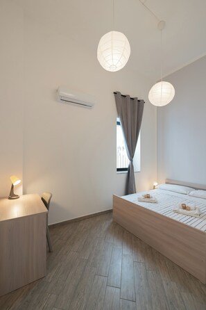 Bureau, espace de travail pour ordinateur portable, Wi-Fi gratuit