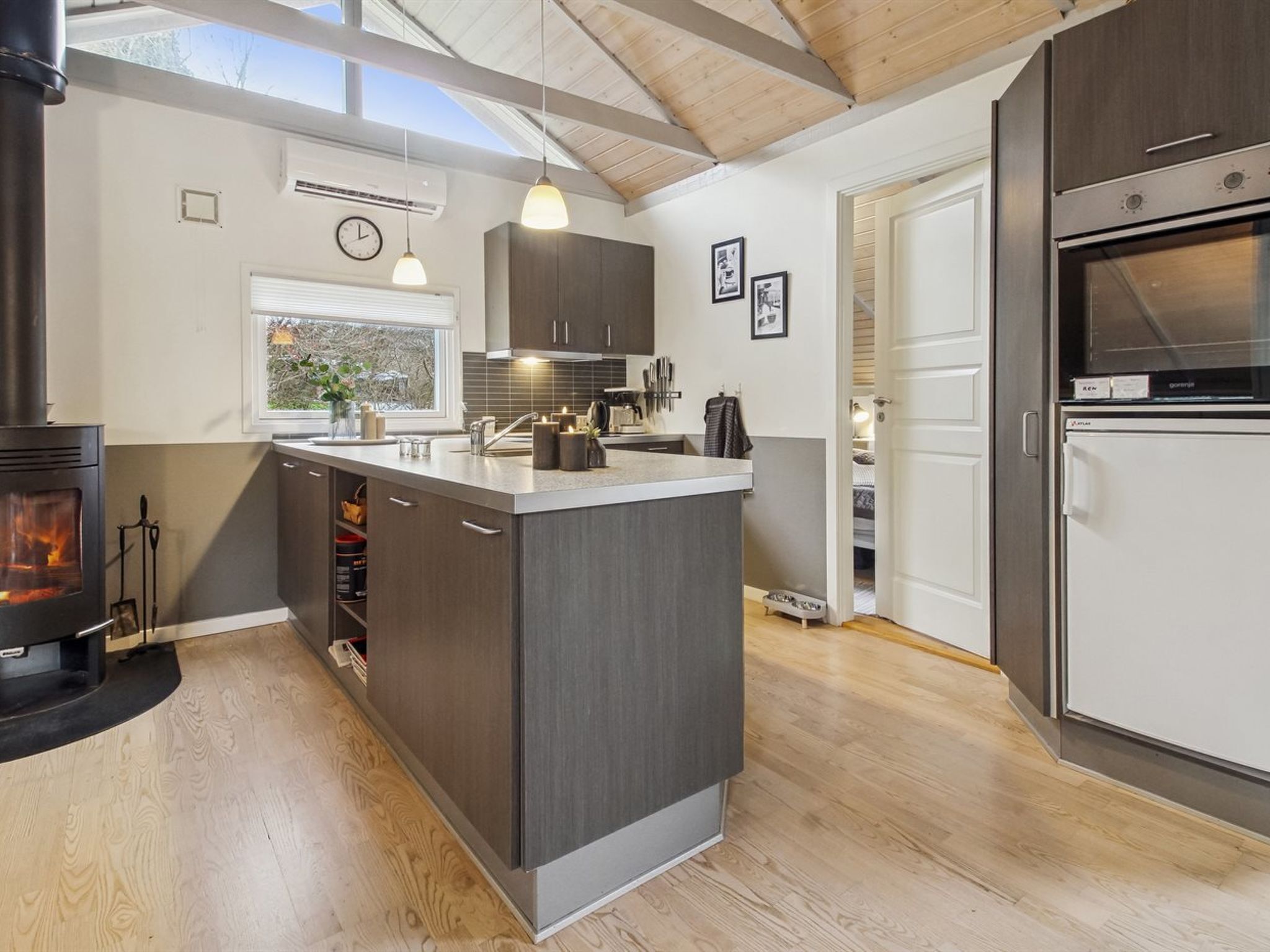 Refrigerador, microondas, lavavajillas, utensilios de cocina