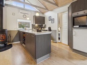 Fridge, microwave, dishwasher, cookware/dishes/utensils