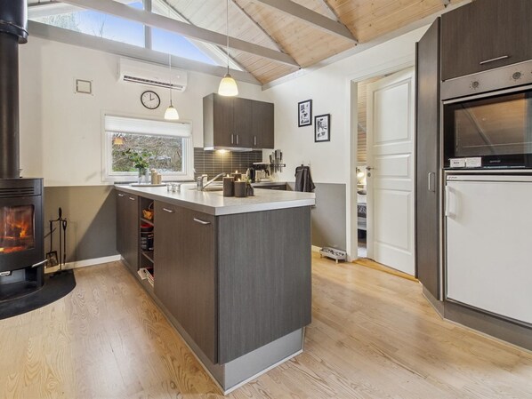 Fridge, microwave, dishwasher, cookware/dishes/utensils - "Nedelko" - 30km from the sea by Interhome (Toftlund)