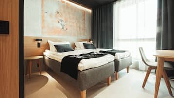 Neljän hengen standard-huone, tupakointi kielletty, oma kylpyhuone | Yksilöllisesti sisustettu, työpöytä