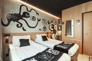 Chambre Standard avec lits jumeaux, non-fumeurs, salle de bains privée | Décoration personnalisée, bureau