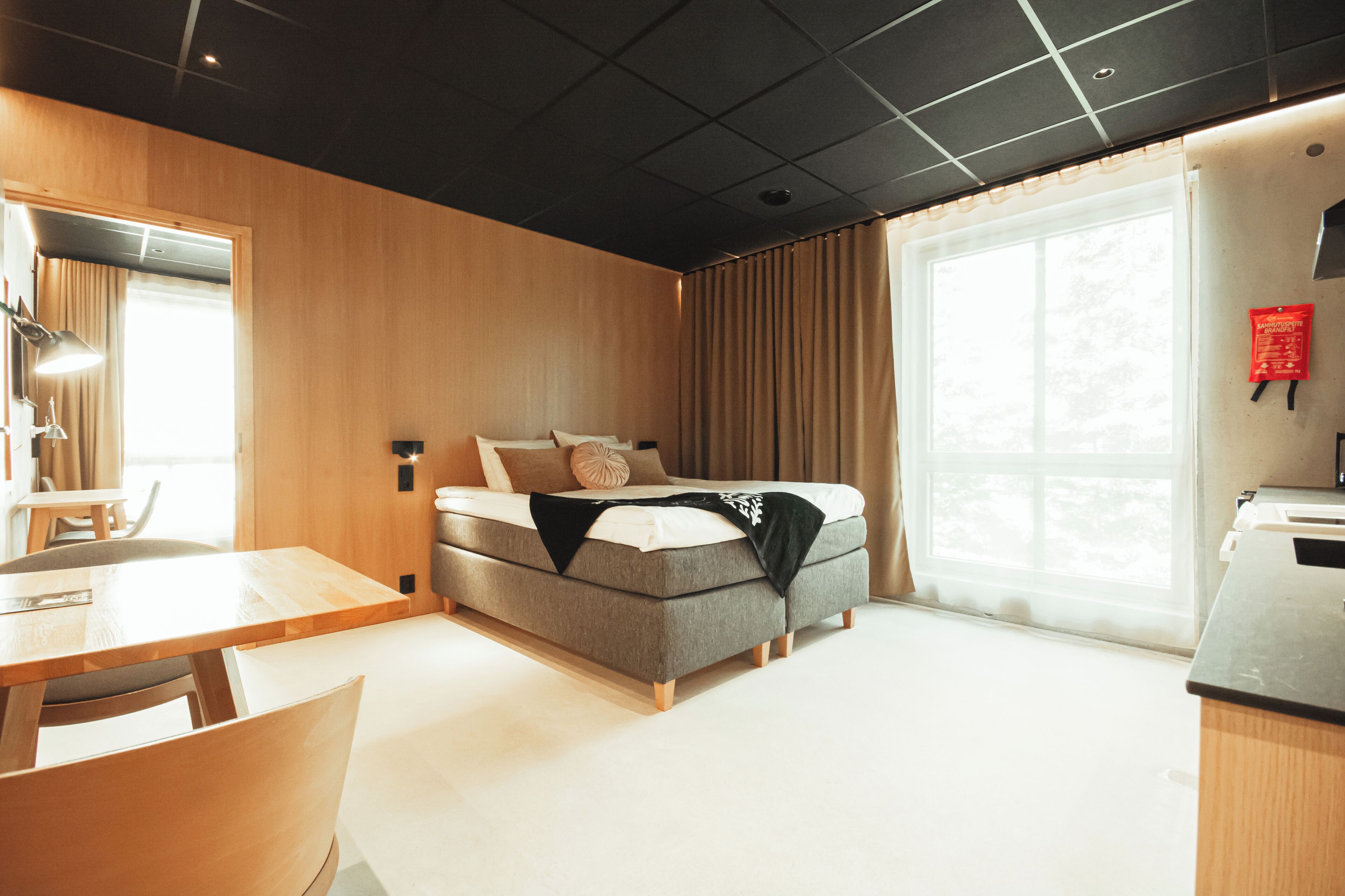 Une chambre à coucher moderne avec un lit, un bureau et une fenêtre.