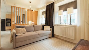 Deluxe-Suite | Wohnbereich | 43-Zoll-Smart-TV mit Digitalempfang, Netflix, Streaming-Dienste