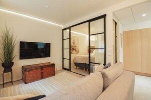 Deluxe Suite | Individually decorated, desk, laptop workspace, blackout drapes