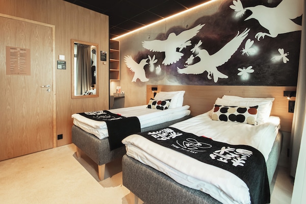 Kahden hengen standard-huone (kaksi sänkyä), tupakointi kielletty, oma kylpyhuone | Yksilöllisesti sisustettu, työpöytä