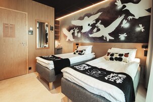 Standard szoba két külön ággyal, nemdohányzó, privát fürdőszoba | Egyedi dekoráció, íróasztal és laptophoz jól használható munkafelület