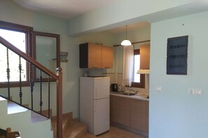 Réfrigérateur, lave-vaisselle, cafetière/bouilloire, grille-pain