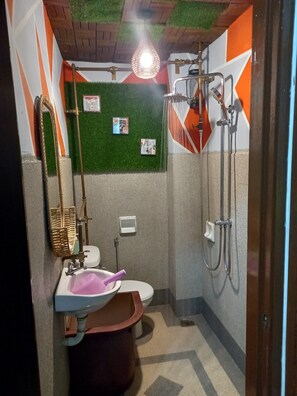 Douche, sèche-cheveux, bidet, serviettes fournies