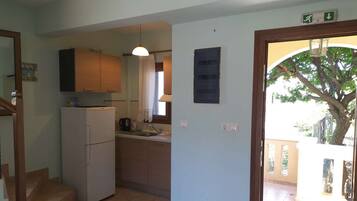 Fridge, dishwasher, coffee/tea maker, toaster