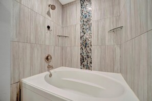Douche, bidet, serviettes fournies, savon